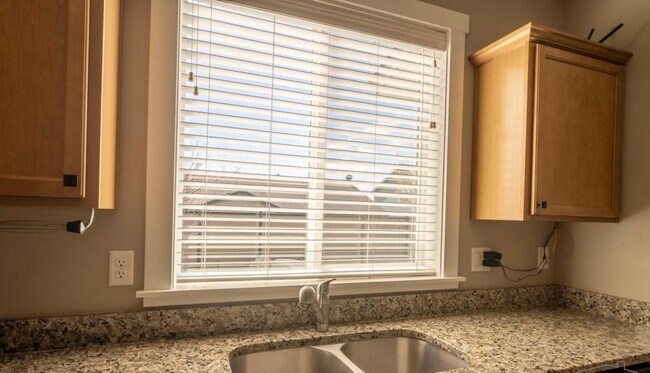 Building Photo - 5587 W Song Sparrow St