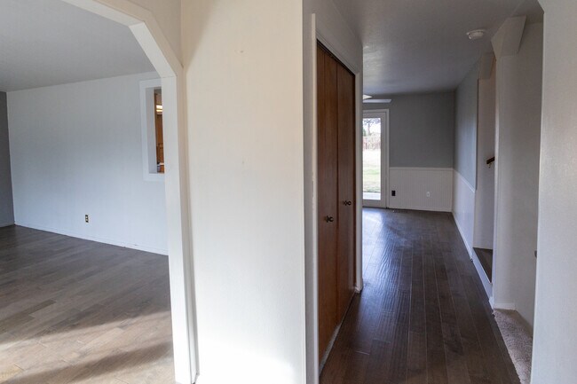 Building Photo - 1132 S Amaya Ave