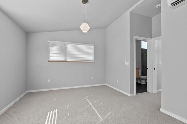 Building Photo - Stunning Othello Park Designer Townhome with Air Conditioning