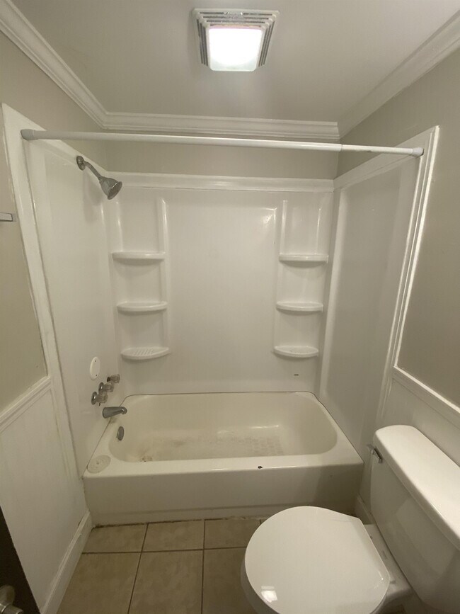 Building Photo - 2205 Russelldale Ave