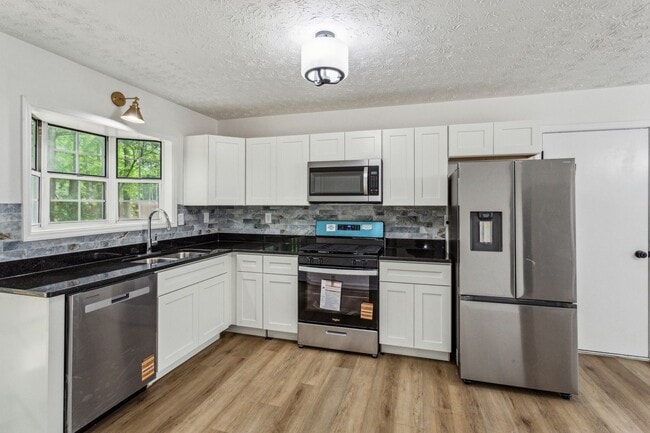 Building Photo - 3 bed 3 bath in Jonesboro!