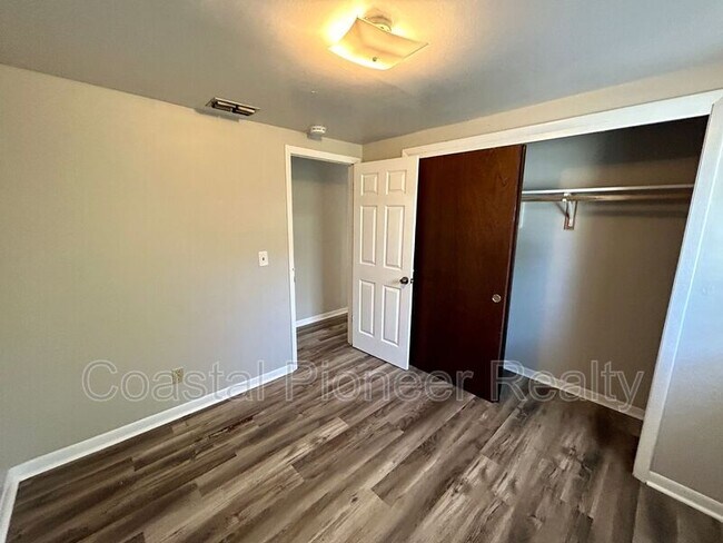 Building Photo - 1016 E Seneca Ave