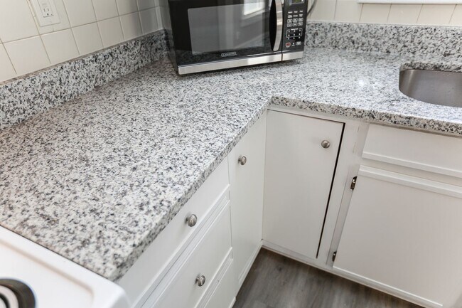 Building Photo - Spacious apartment for rent in Portsmouth ...