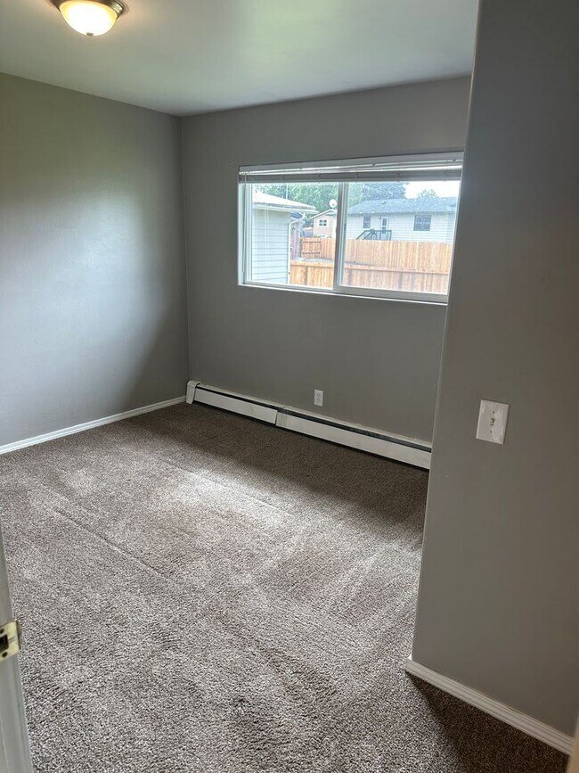 Building Photo - Available now 3 Bed/1 Bath - Heat included!
