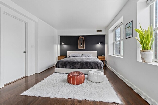 Building Photo - 155 Chelsea St