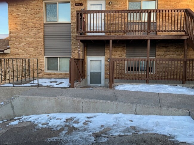 Primary Photo - Beautiful 2 Bedroom 1 Bath Apartment Close...