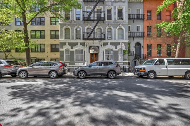 Building Photo - 324 E 50th St