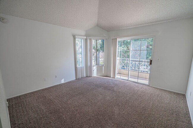 Building Photo - Santa Fe Double Primary Condo in Valencia!