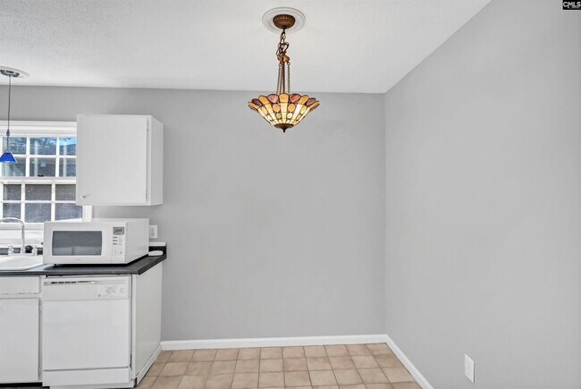 Building Photo - 5516 Lakeshore Dr