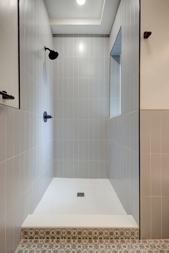 Building Photo - Spacious & Stylish Studio Apartment on W Diamond Street