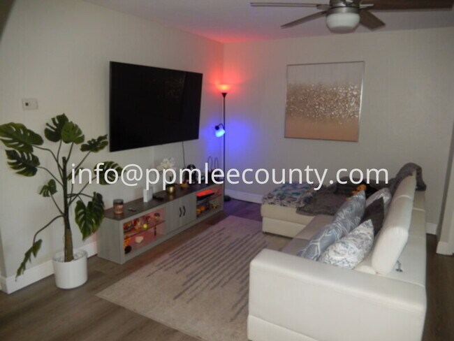 Building Photo - Convenient Location in North Fort Myers