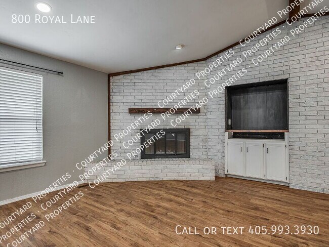 Building Photo - 800 Royal Ln