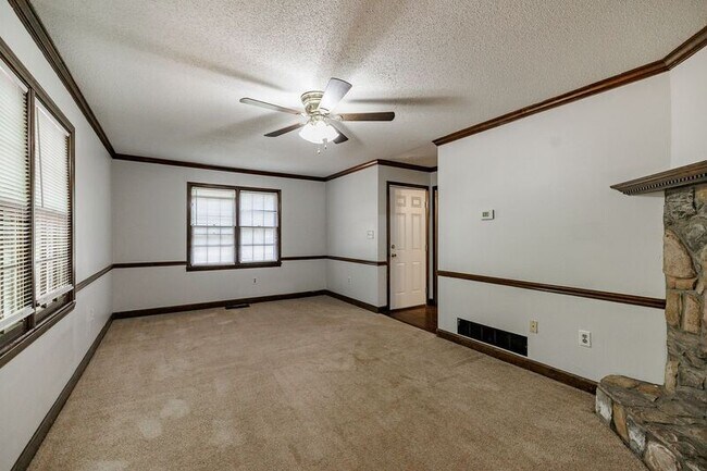 Building Photo - 145 Shadow Moss Dr