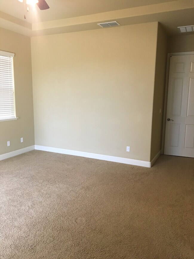 Building Photo - Gorgeous Folsom Home close to shopping,schools, and more!
