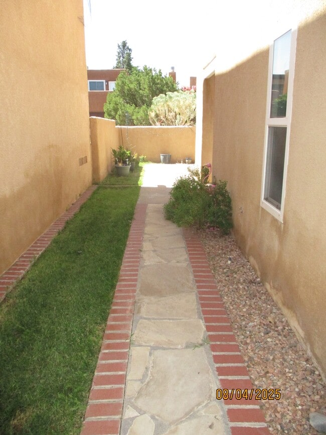 Building Photo - 9335 Osuna Pl NE