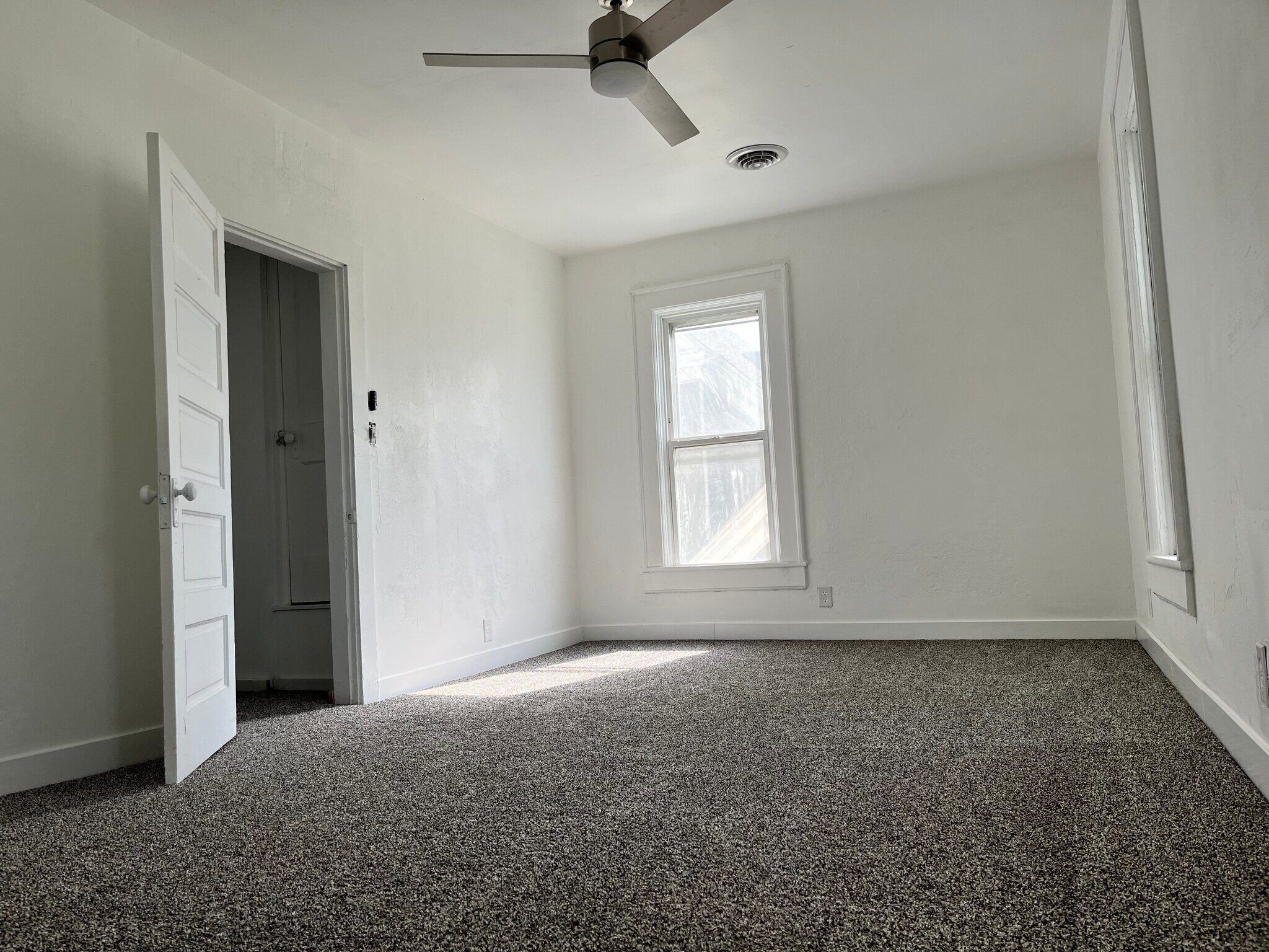 Building Photo - 711 Edgewater Ave