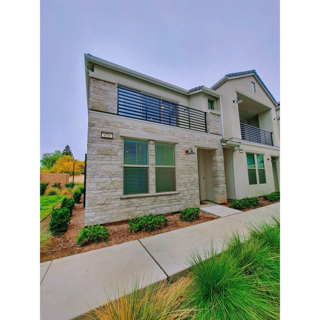 Building Photo - Experience Comfort and Style in This Venet...