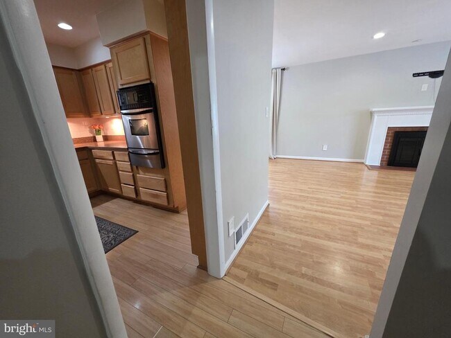 Building Photo - 8140 Drayton Ln