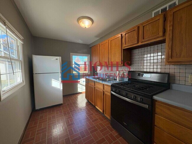 Building Photo - Three Bedroom House | Off Street Parking