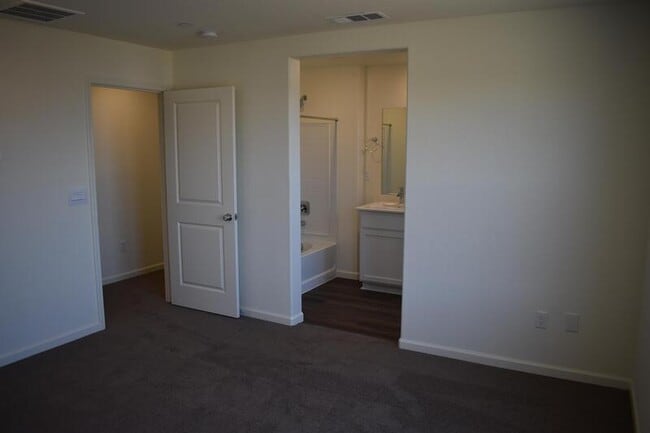Building Photo - 708 Athena Dr