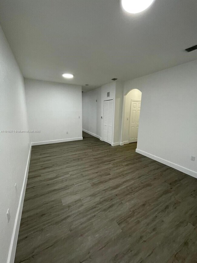 Building Photo - 1658 SE 28th Ct