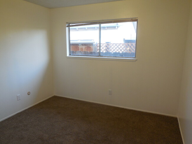 Building Photo - 3 Bedroom / 1.5 Bath House