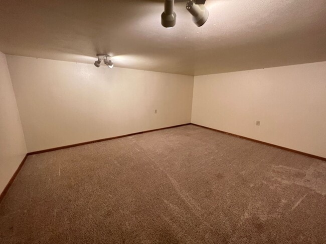 Building Photo - 5 bedroom 3 bathroom home for rent