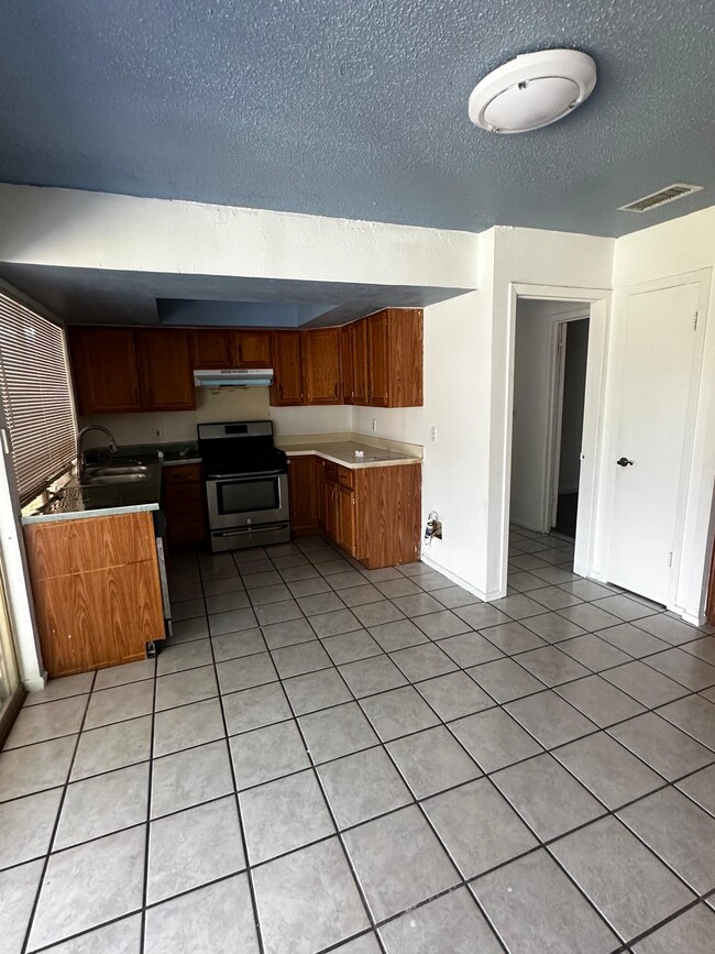 Building Photo - 1807 Elmwood Ln