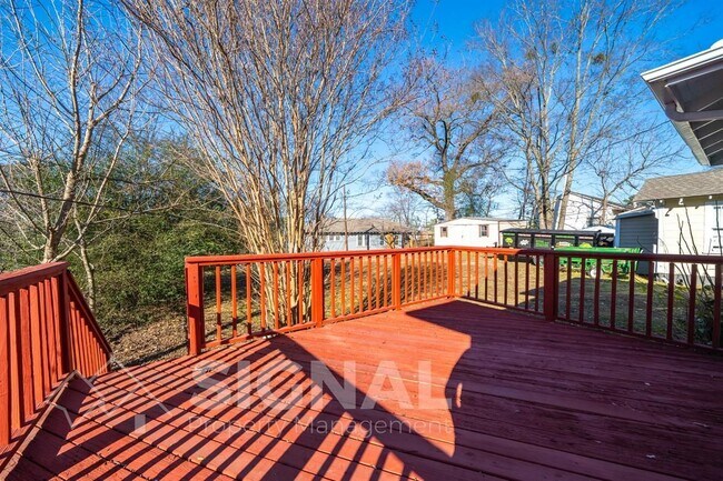 Building Photo - 1738 Damon St