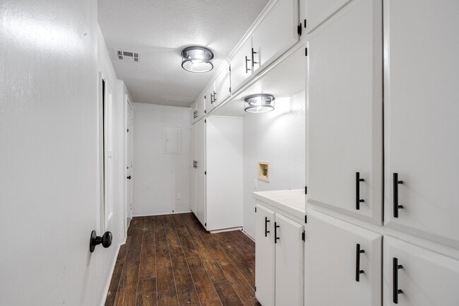 Building Photo - 1528 N Beard Ave