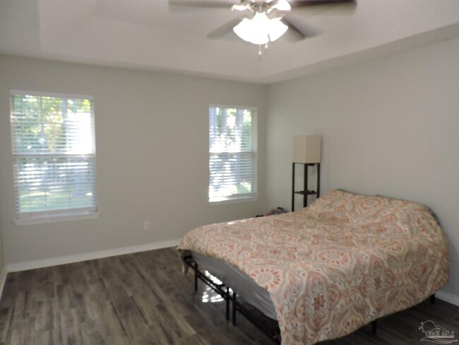 Building Photo - 2541 Gulf Breeze Ave