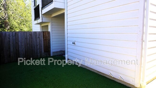 Building Photo - 814 NW Highgarden Dr