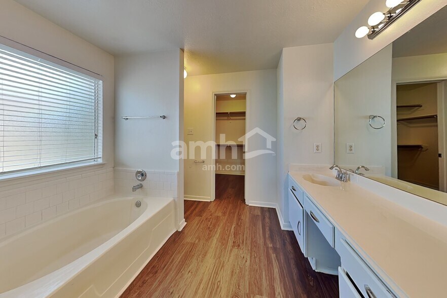 Building Photo - 5349 Yale Dr