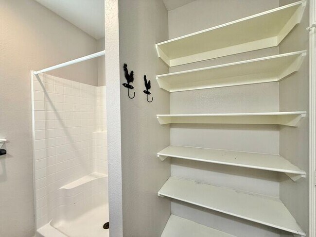 Building Photo - Beautiful 3-Bedroom, 2-Bath Home with Mode...