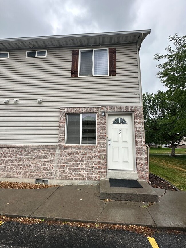 Building Photo - Cute and Cozy 2 Bed, 1.5 Bath Townhome in the Meadows!