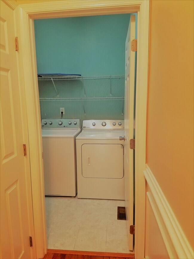 Building Photo - Large 2 story transitional in Birkdale