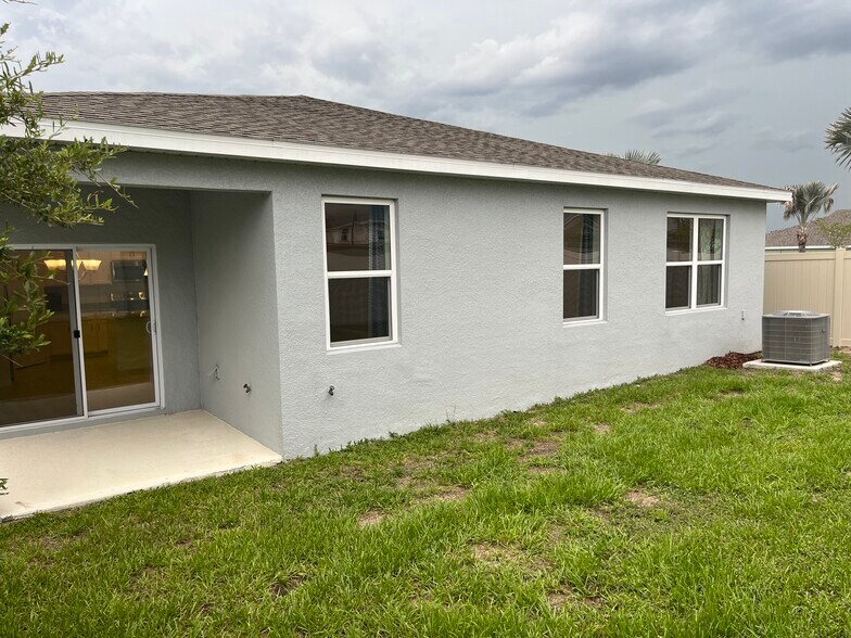 Building Photo - 1658 Blue Lagoon Cir