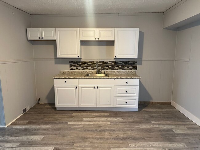 Building Photo - 4bd Single Lakeshore Blvd Area Section 8