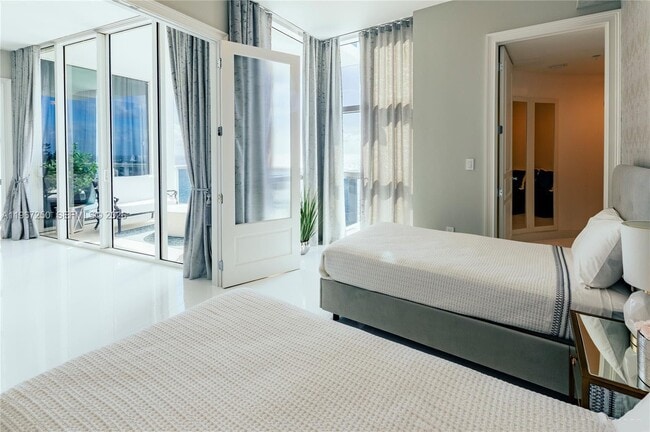 Building Photo - 18101 Collins Ave