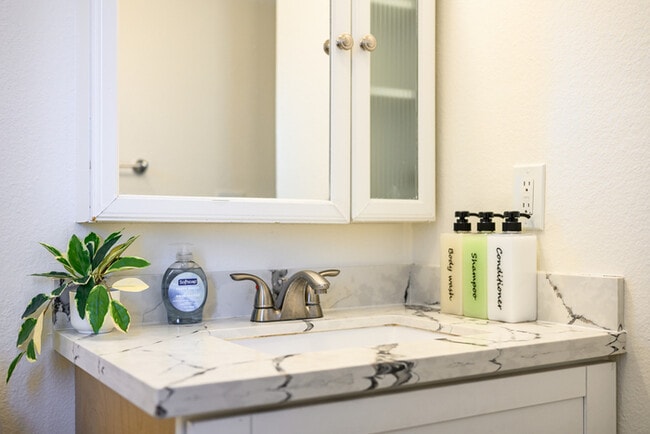 Building Photo - 734 Claraday St