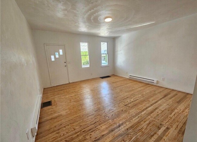 Building Photo - 807 Hazlett Ave