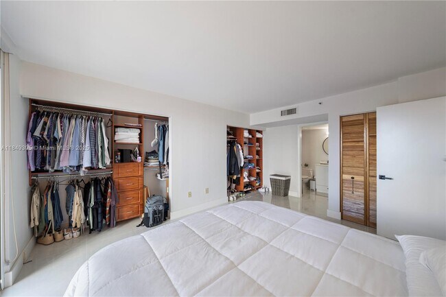 Building Photo - 540 Brickell Key Dr