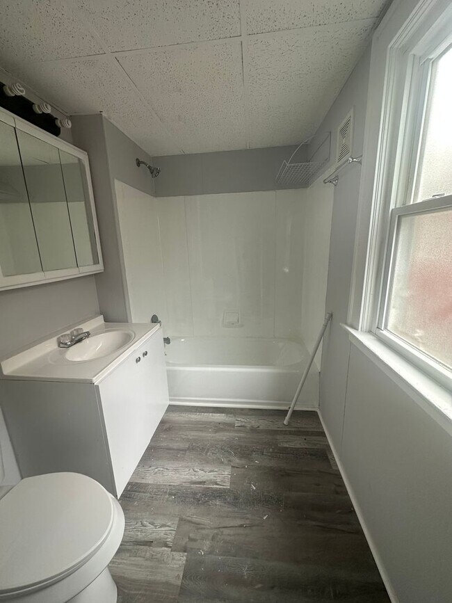 Building Photo - 4bd Single Lakeshore Blvd Area Section 8
