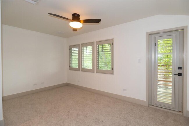 Building Photo - 610 W Live Oak St