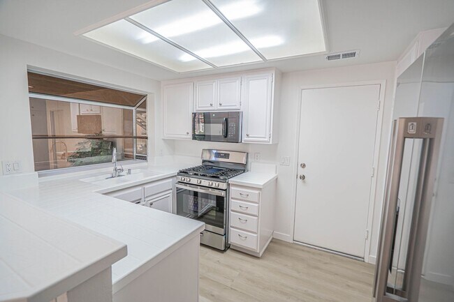 Building Photo - 2-Bedroom Townhouse with Community Pool & ...