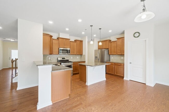 Building Photo - Beautiful spacious Home in Berewick community in Steel Creek Fence in Yard