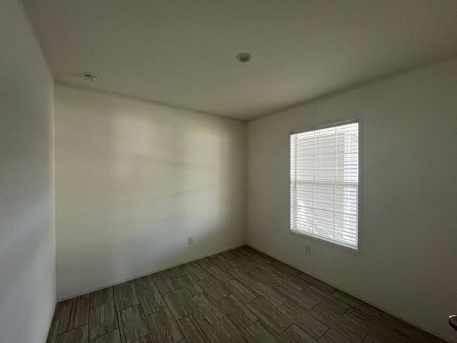 Building Photo - 18 Eland Dr