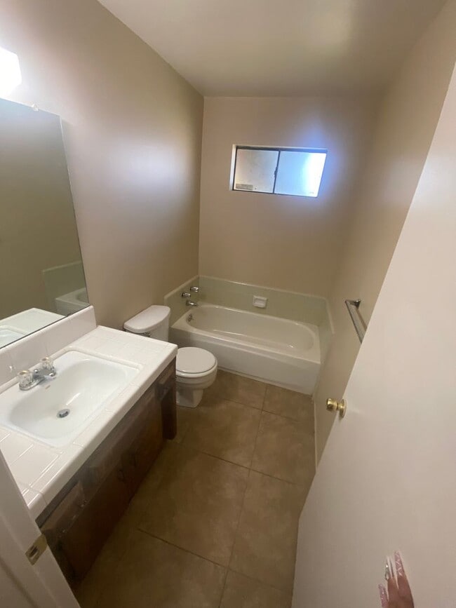 Building Photo - 913 Nimrod Ct