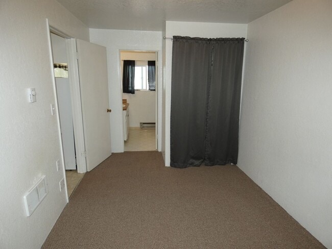 Building Photo - Cozy Cute on the West Side