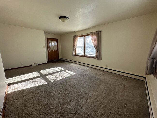 Building Photo - 2030 E Norwich Ave